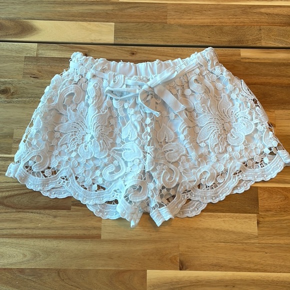 breeze over Pants - Breeze Over Lace Scalloped Edge Lined Shorts size small